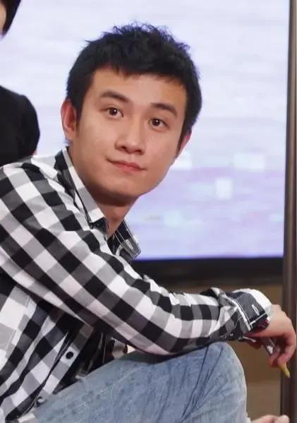 做为一个好的艺人，首先要有德，这样才能称得上“德艺双馨”四个字。有些演员，出道即