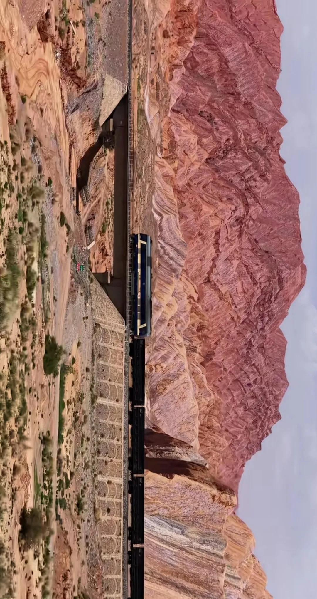 绿头火车穿越高原红山。