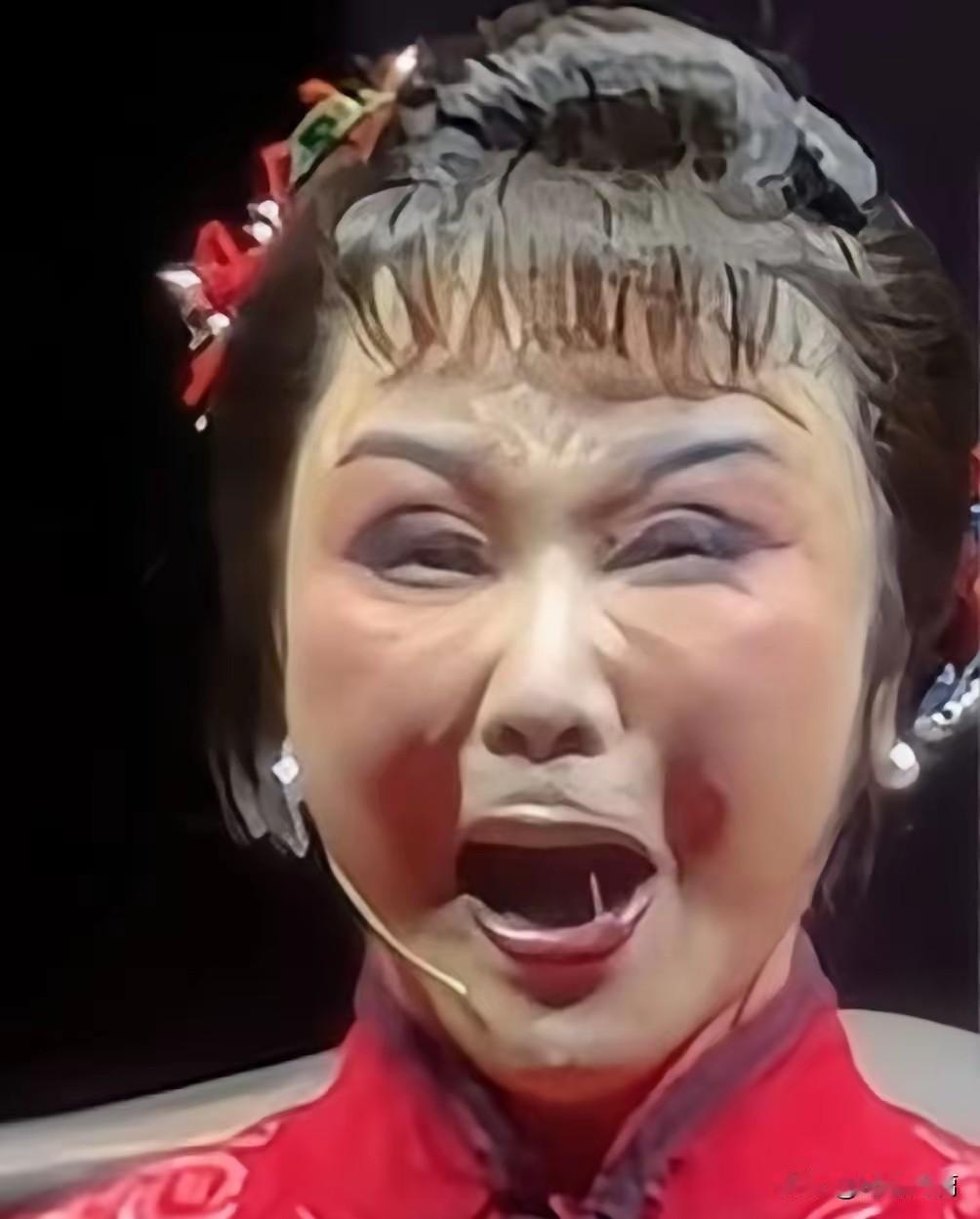 舞台真的能放大一个人的所有的优点和缺点，包括这个双眼皮也是成倍的放大。

曾昭娟