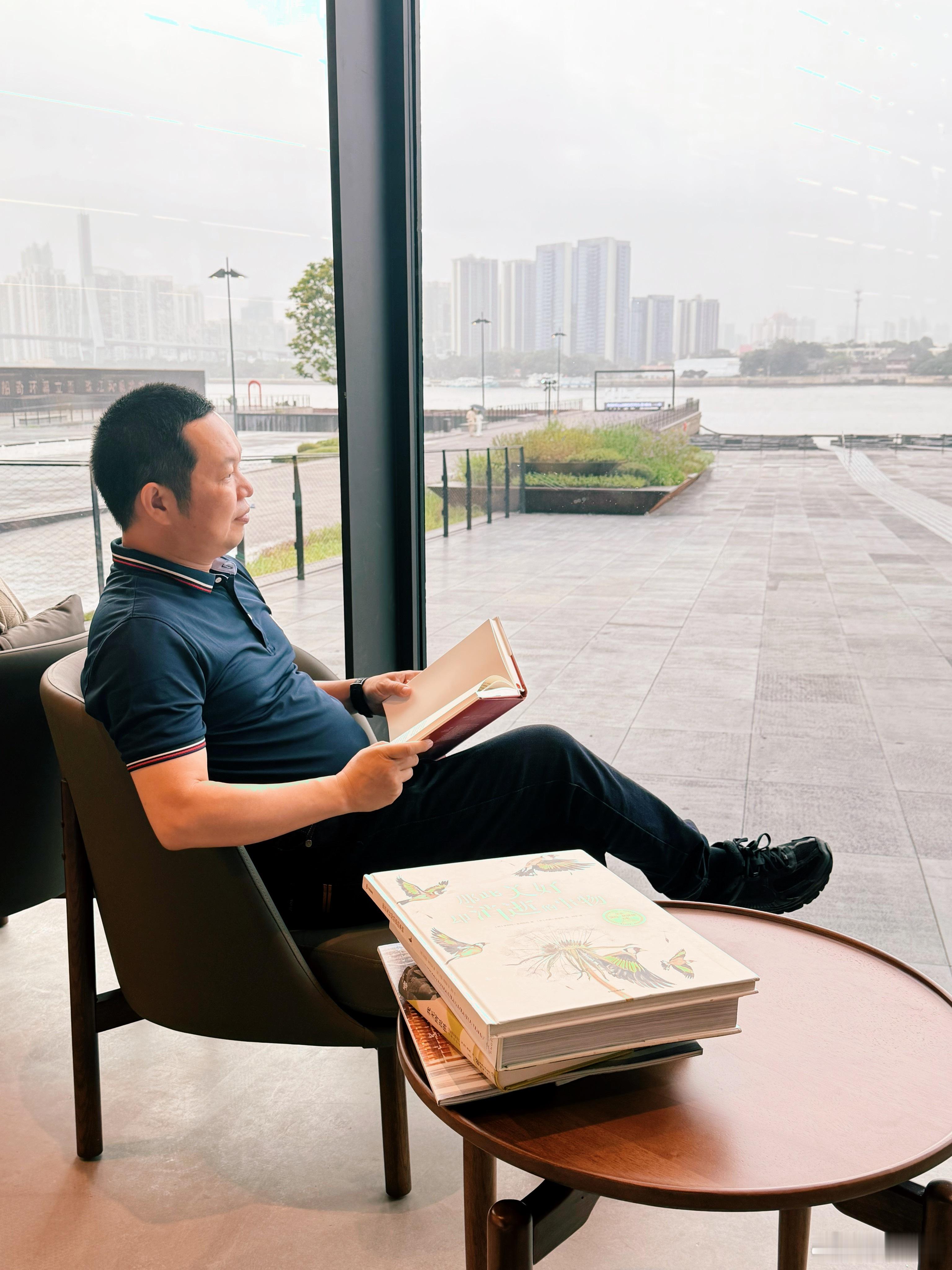 窗外是烟雨朦胧的江景，窗内是书香氤氲的静谧。手捧一本好书，在跌宕起伏的文字里，感