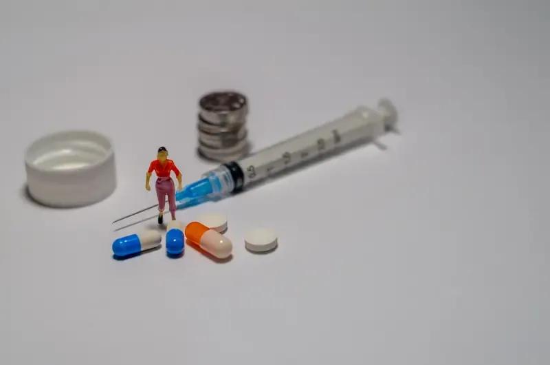 与不敢消费紧密相关。当下，老百姓手头有点钱就存进银行，那些所谓的经济专家应该明白