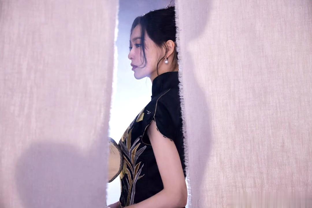 #唐嫣王牌盘发造型#  凌乱却不失美感的盘发搭配黑色鎏金旗袍，糖糖太好看了！果真
