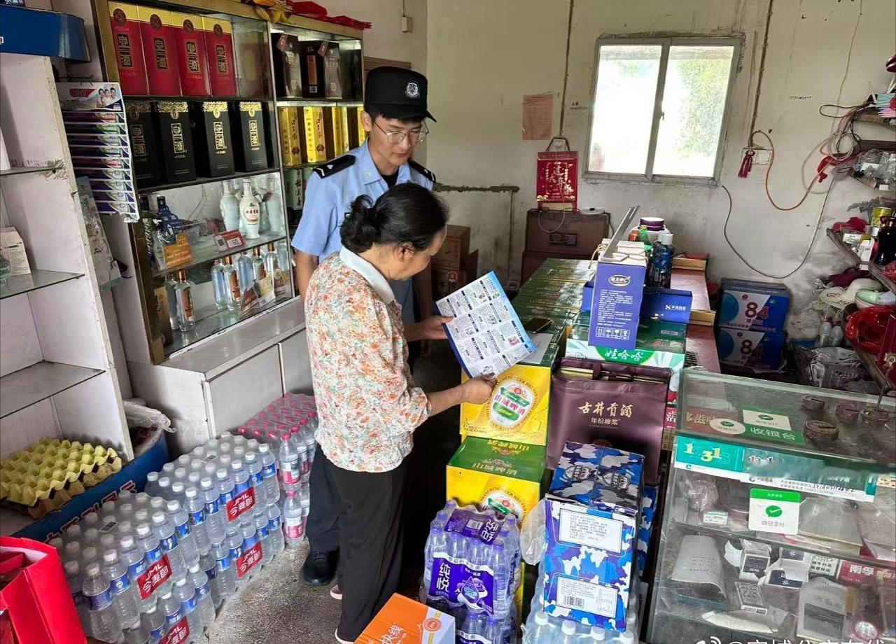 近日，@宣城公安在线 宣州公安沈村派出所深入辖区超市开展打谣防诈宣传。民警利用营