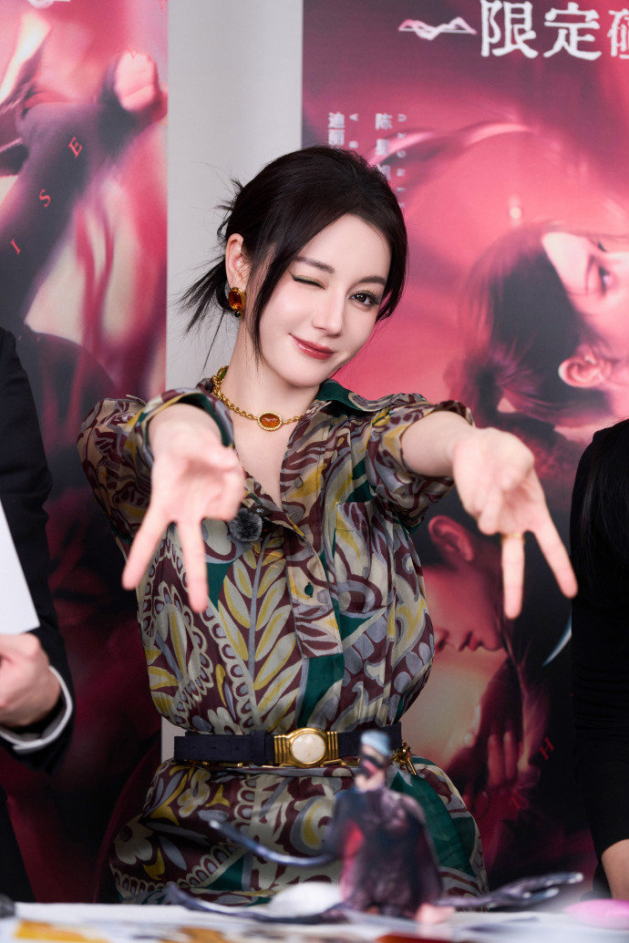 迪丽热巴追剧团现场图 迪丽热巴穿过迷雾走出青壤 迪丽热巴穿过迷雾走出青壤，迪丽热