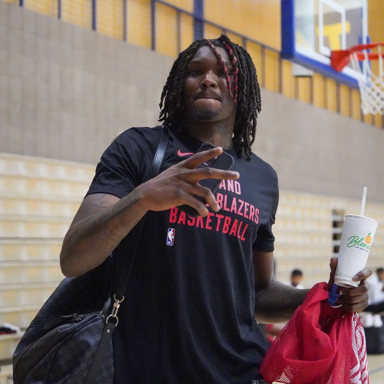 开拓者GM克罗宁：罗威的膝盖还没有恢复到对抗训练状态。NBA媒体日 ​​​