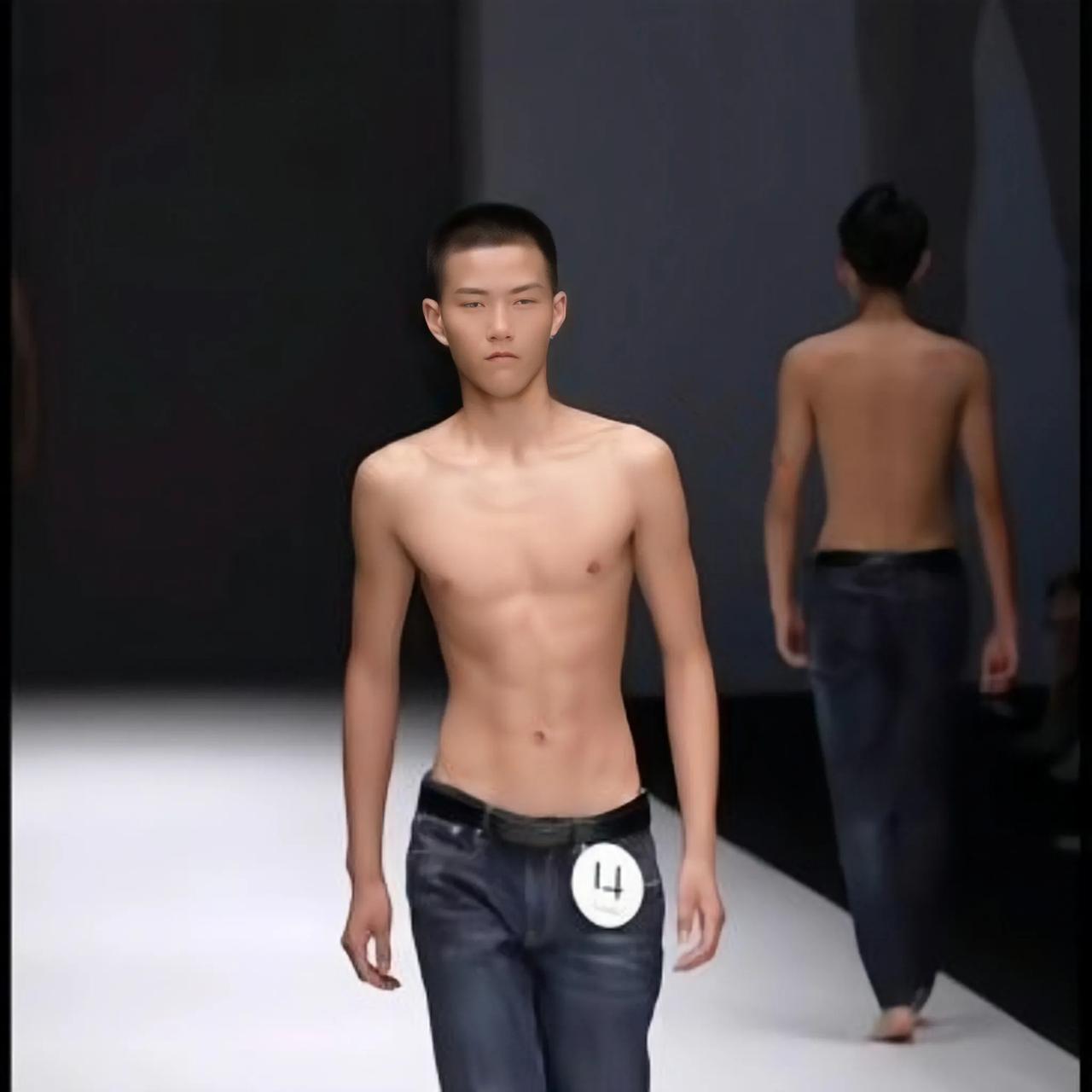 现在男模的门槛这么低了？要身材没身材，要颜值没颜值的排骨男，竟然也敢走T台了。
