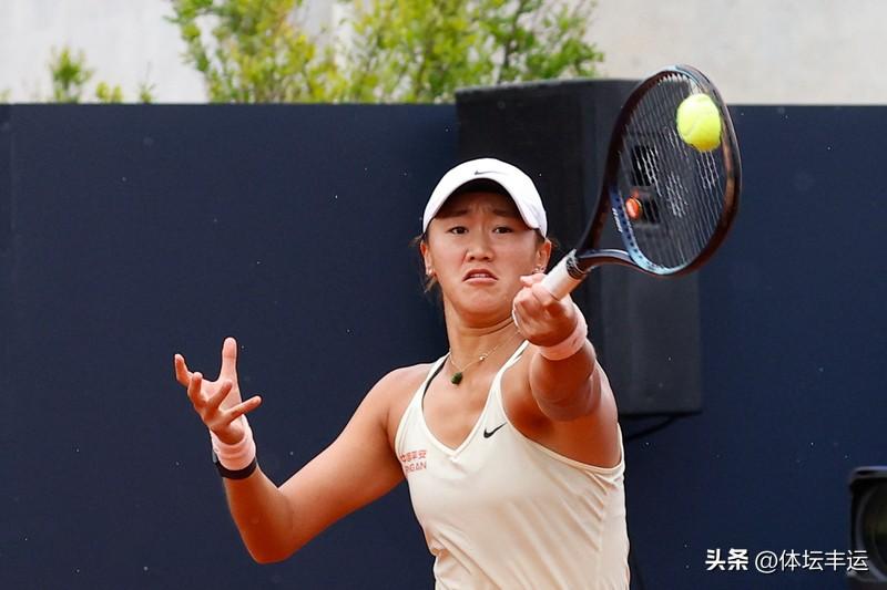 王曦雨是位值得关注的中国网球运动员。2001年出生于江苏泰兴的她年少成名，4年I