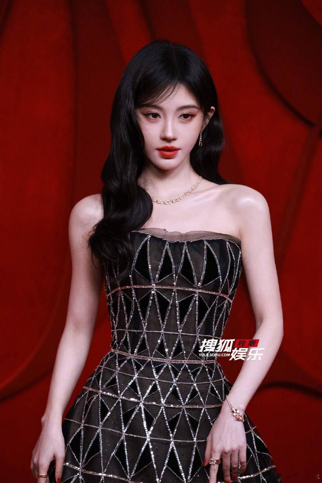 鞠婧祎芭莎年度派对造型魅魔 ​​​