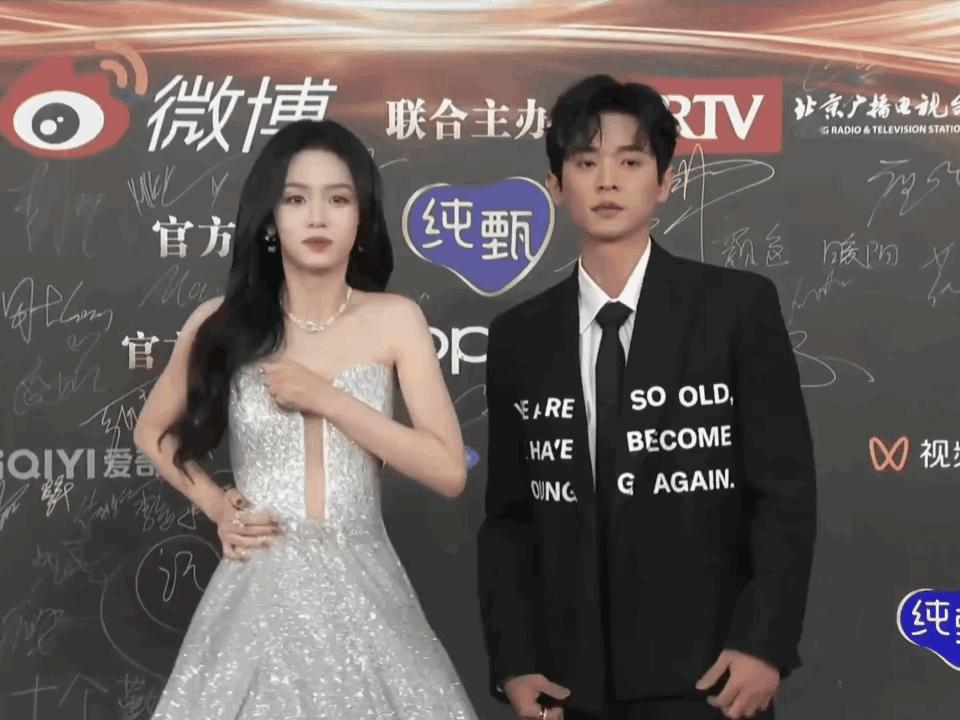 演员太瘦了也尴尬，不小心就会走光，影响形象。男女都一样，瘦了未必好看。