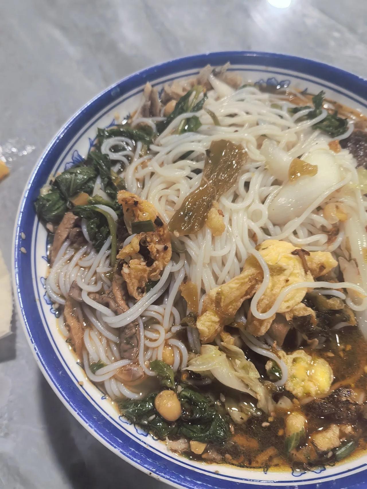 云南的这个牛肉米线真的会吃上瘾的，我最近都在吃，发现太舒服了。云南烫牛肉米线 爆