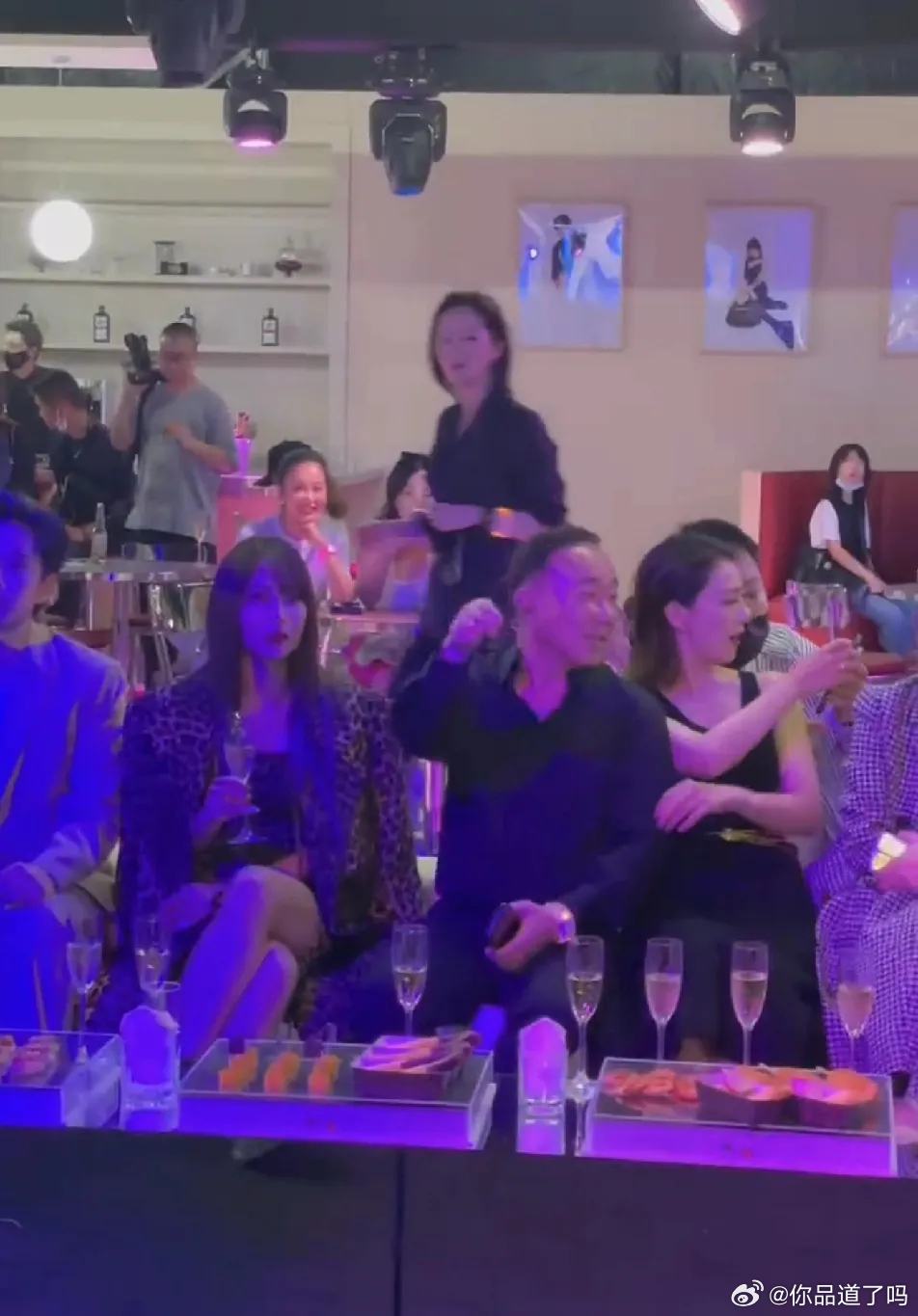 王霏霏现场被冷落，看着真的挺尴尬的，对比下来宋祖儿就很受欢迎。坐在王霏霏和高圆圆