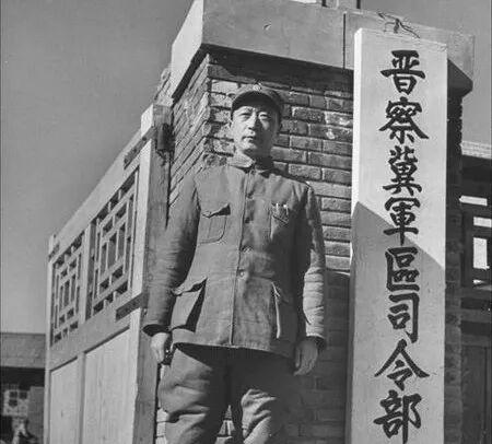 4枚炸弹，精准砸在毛主席住的小院。门窗炸飞，暖水瓶炸碎，弹片嵌进墙壁。而就在几十
