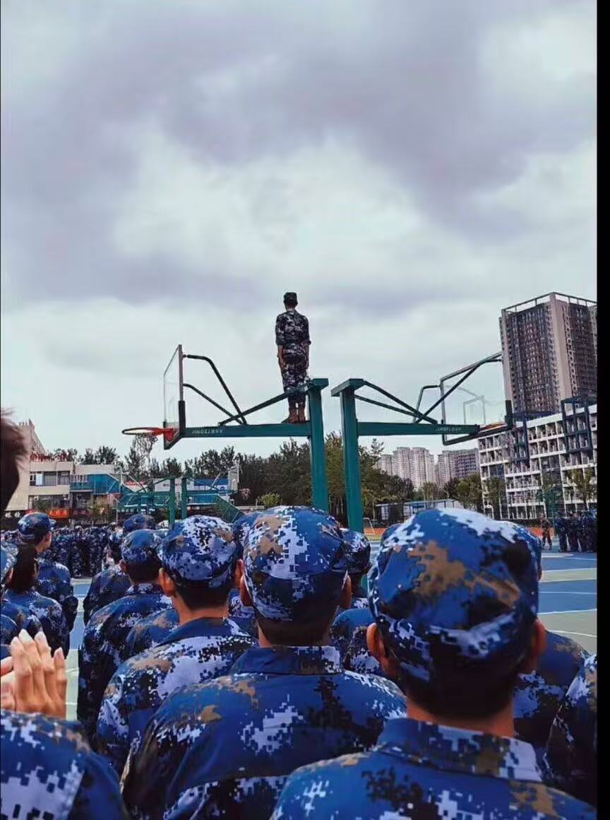 小伙立正了 