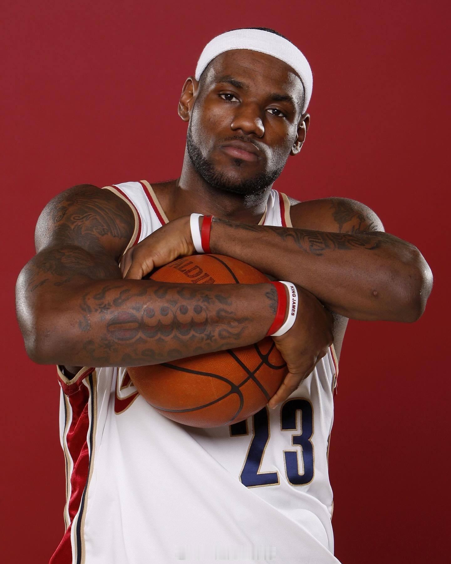 在不知不觉中，篮坛巨星詹姆斯即将迈入第22个年头。他仿佛是一颗耀眼的恒星，在NB