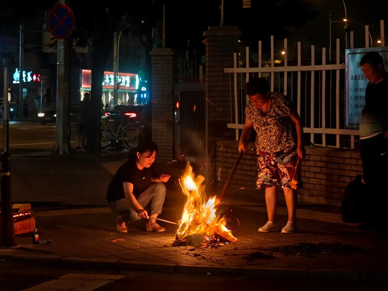 农历七月十五中元节，五事不做：一不夜游，二不捡路边钱，三不拍他人肩膀，四不吹口哨