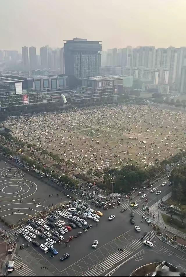 某地，周末的体育场。在这里做点啥生意能赚钱？[并不简单] 