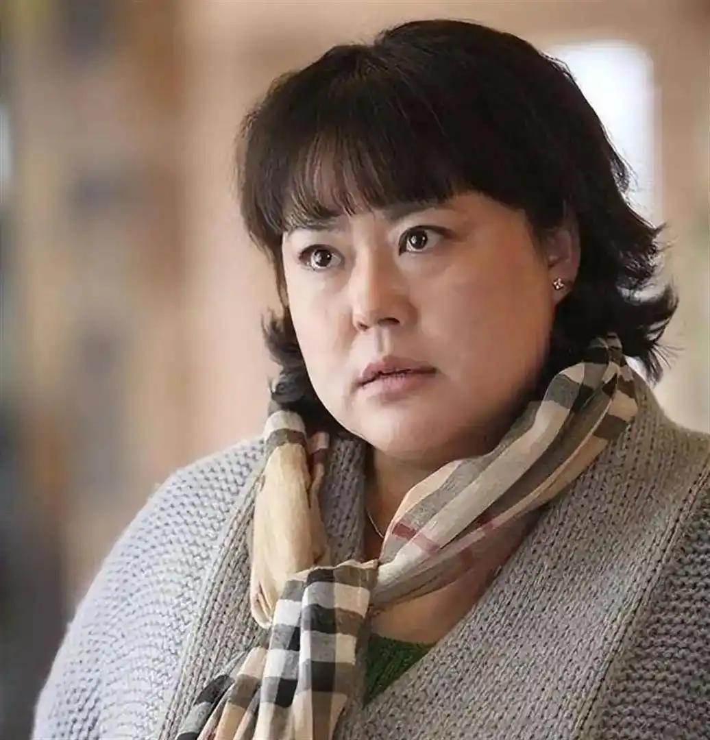五百个副导演，联合起来封杀一个女演员，李菁菁她三婚三离又患癌，现在56岁的她怎么