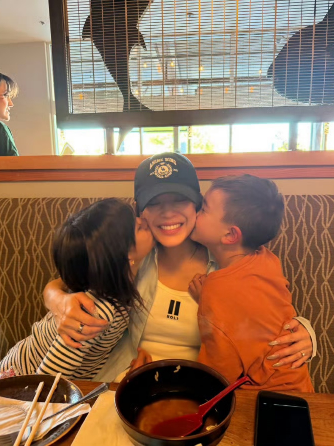 一边带娃一边乘风，这就是超级妈咪的日常，太酷啦！江语晨带孩子们看浪姐乘风2026