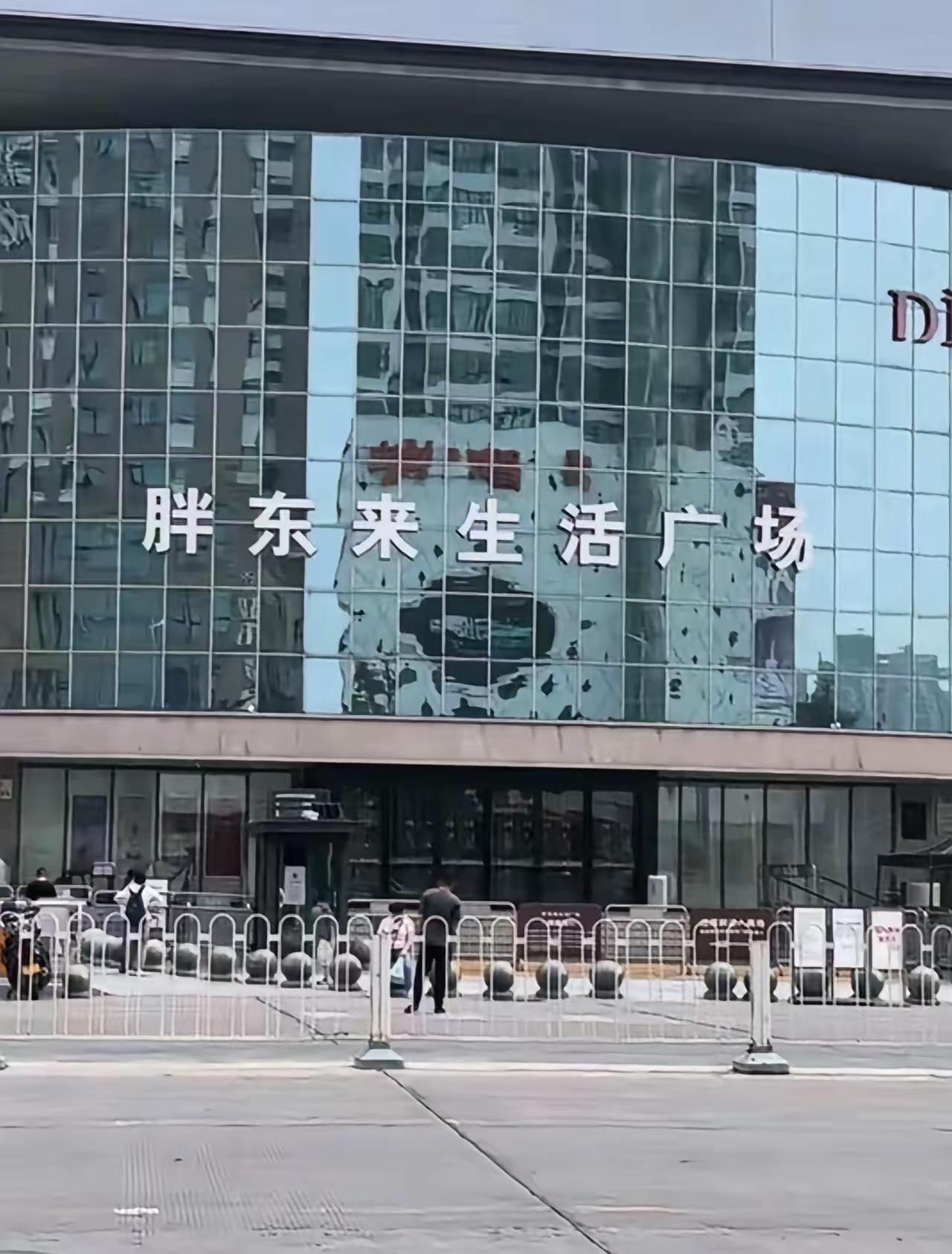 这场博弈，从一开始双方的考量就不在一条轨道之上。房东认准地段红利，看着商圈被胖东