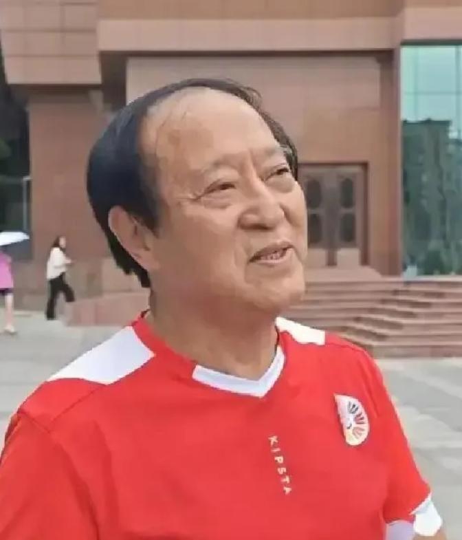 单场演出五万块的相声大腕，晚年住天通苑没电梯的老楼，靠儿子每月偷偷打钱买降压药过