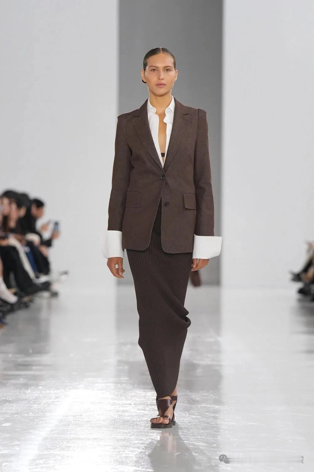 MAX MARA 2025 春夏米兰时装秀#时装发布会秀场# #时装秀发布# #