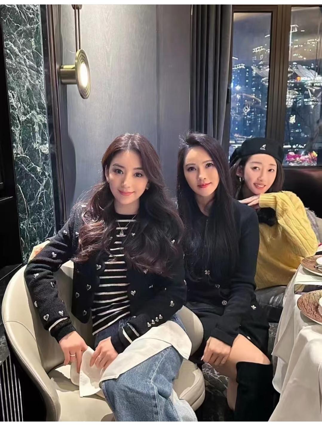 伊能静，也太年轻了，和方媛在一起都看不出年龄差。