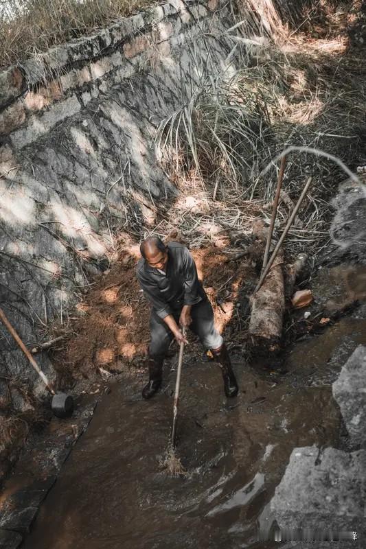 昨天中午大伯过世，高寿92岁，我在外地，离家1300公里，打电话给堂哥

远方传