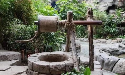 诗歌丨老井

一百年，可以浇灌一座老屋
一千年，可以养育一座村落
五千年，可以繁