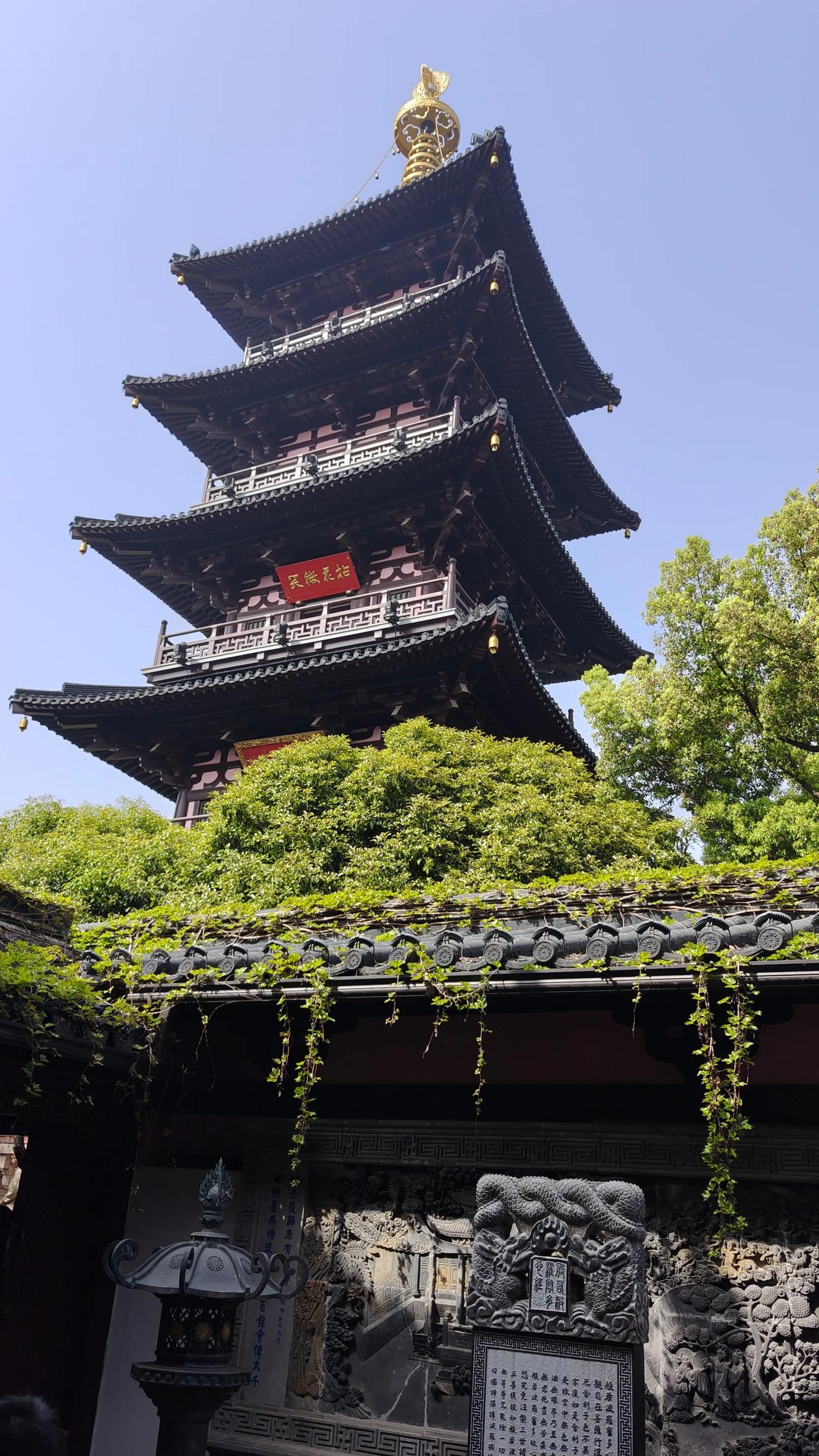 苏州旅游风景图片图三就是苏州寒山寺的钟楼，尽管我今年巳77岁，我还清楚地记得，读