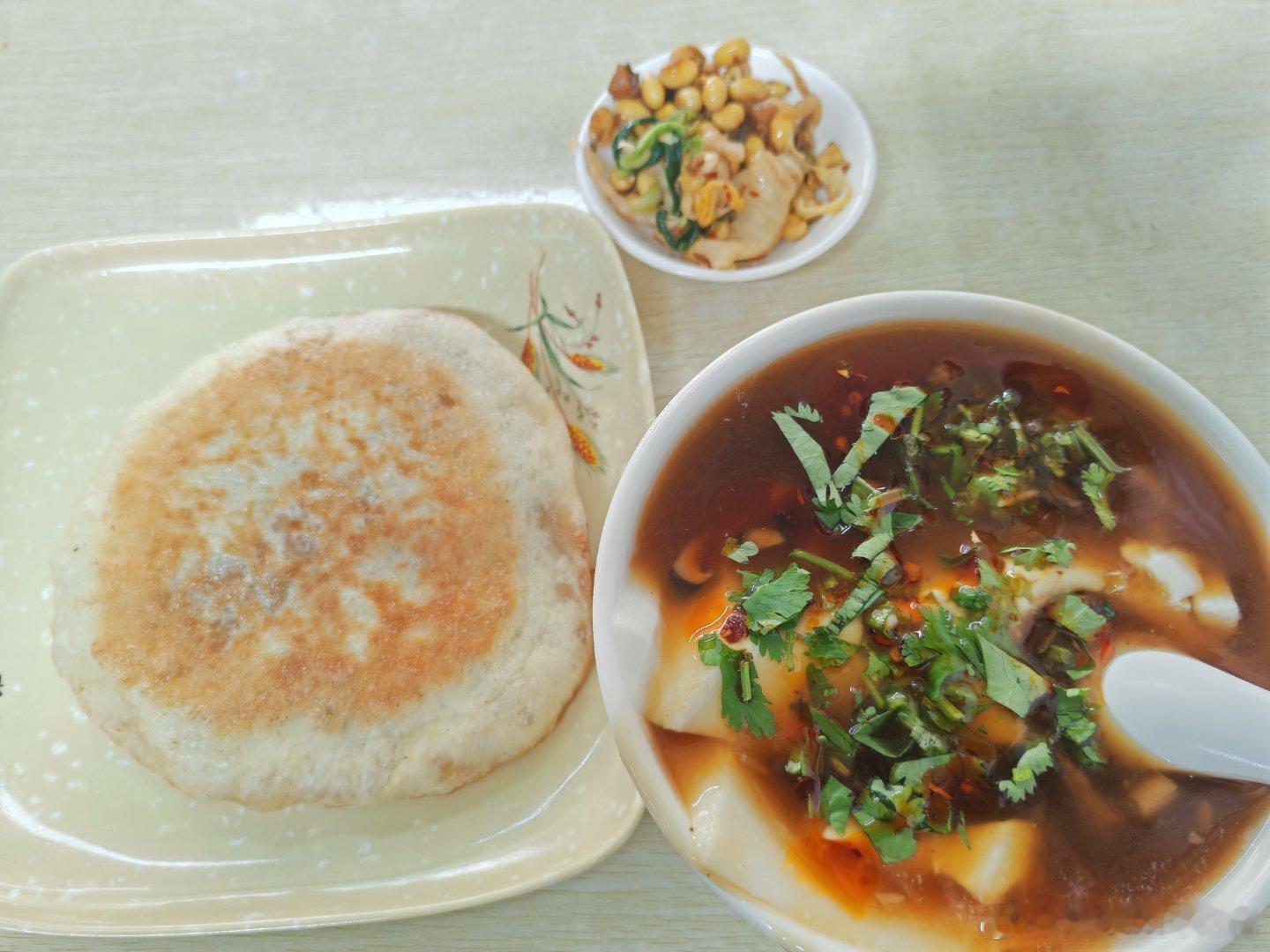 吃早餐，本来要吃肯德基，淘宝代下单被黑了，发不出链接，就出来吃东北早餐。 