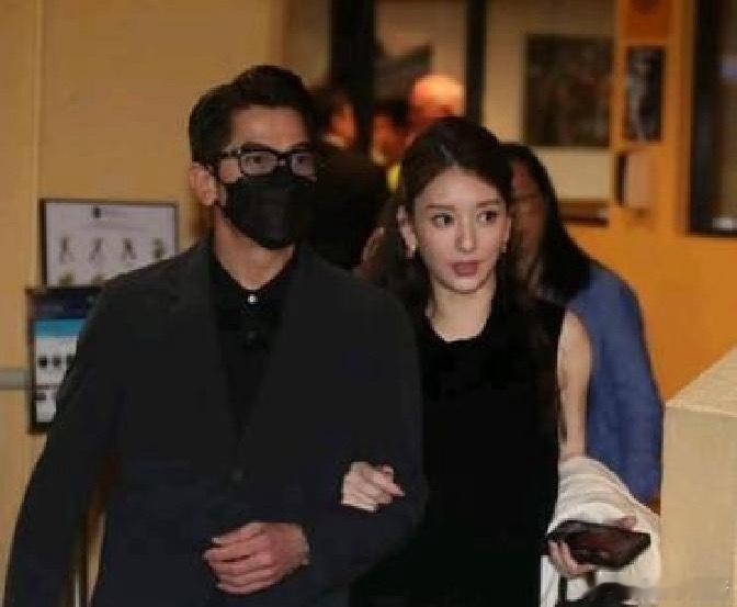 郭富城这回真没躲过“岳父命”啊！谁说生儿子才叫圆满？方媛怀第三胎时整个人发光，笑