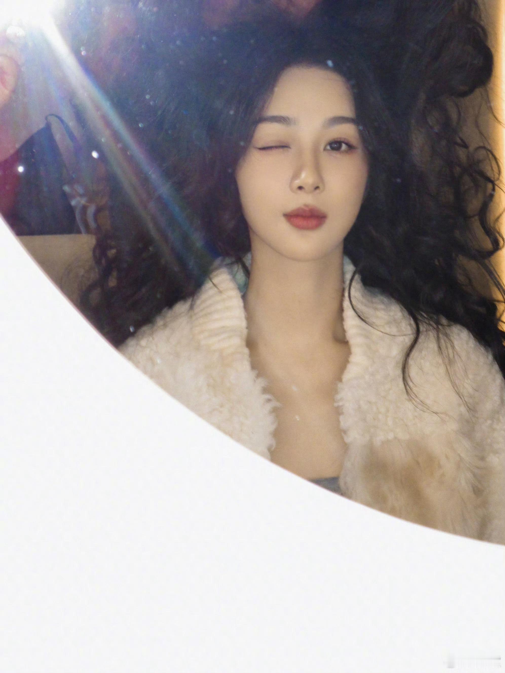 #杨紫卷发侧颜##杨紫对镜wink#这两张照片真的美得我深呼吸一口[哇]卷发侧颜