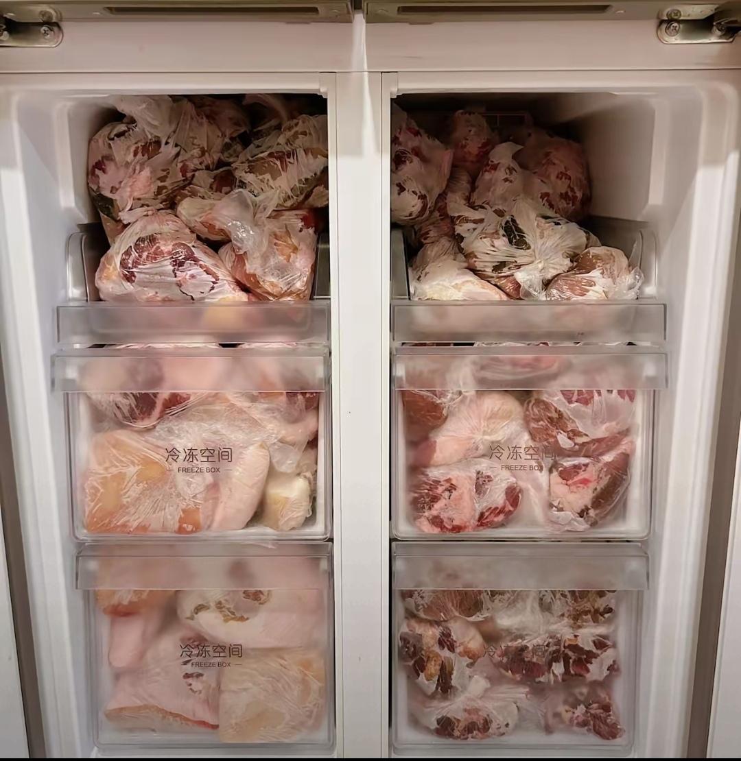 这就是中国的妈妈，中国的婆婆。
    儿行千里母担忧，母行千里儿不愁。中国的妈