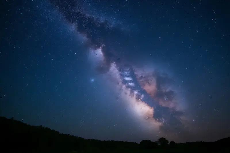 七夕，中国人的情人节

银河茫茫漾浅流
双星遥望情难收
王母挥手千重隔
灵鹊衔翅