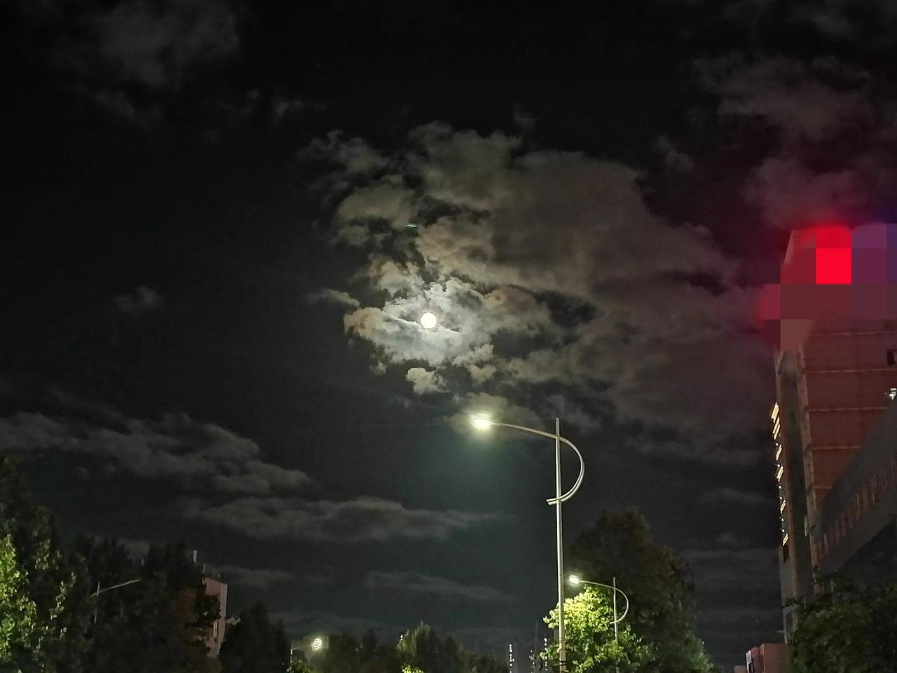 都说昨晚的月亮圆