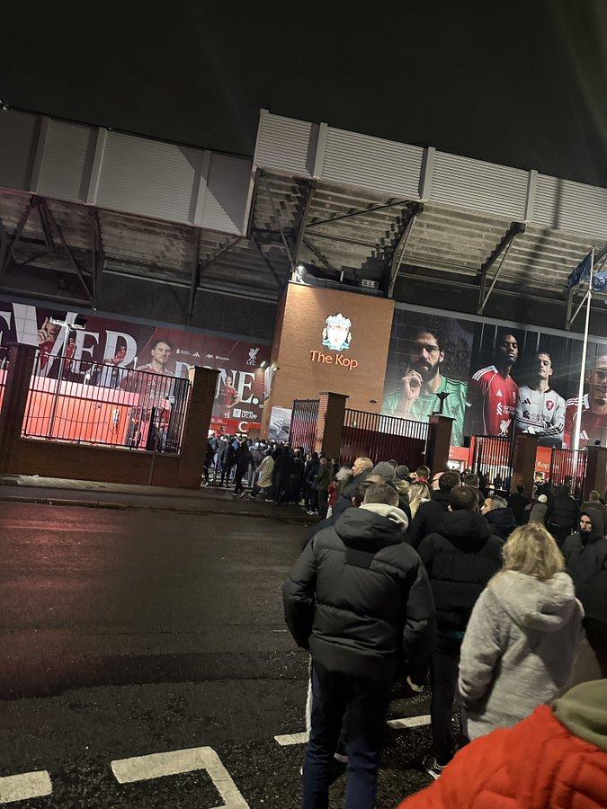 （转）场上举步维艰之际，安菲尔德的现场氛围本就已然受挫，而如今球迷们连准时入场观