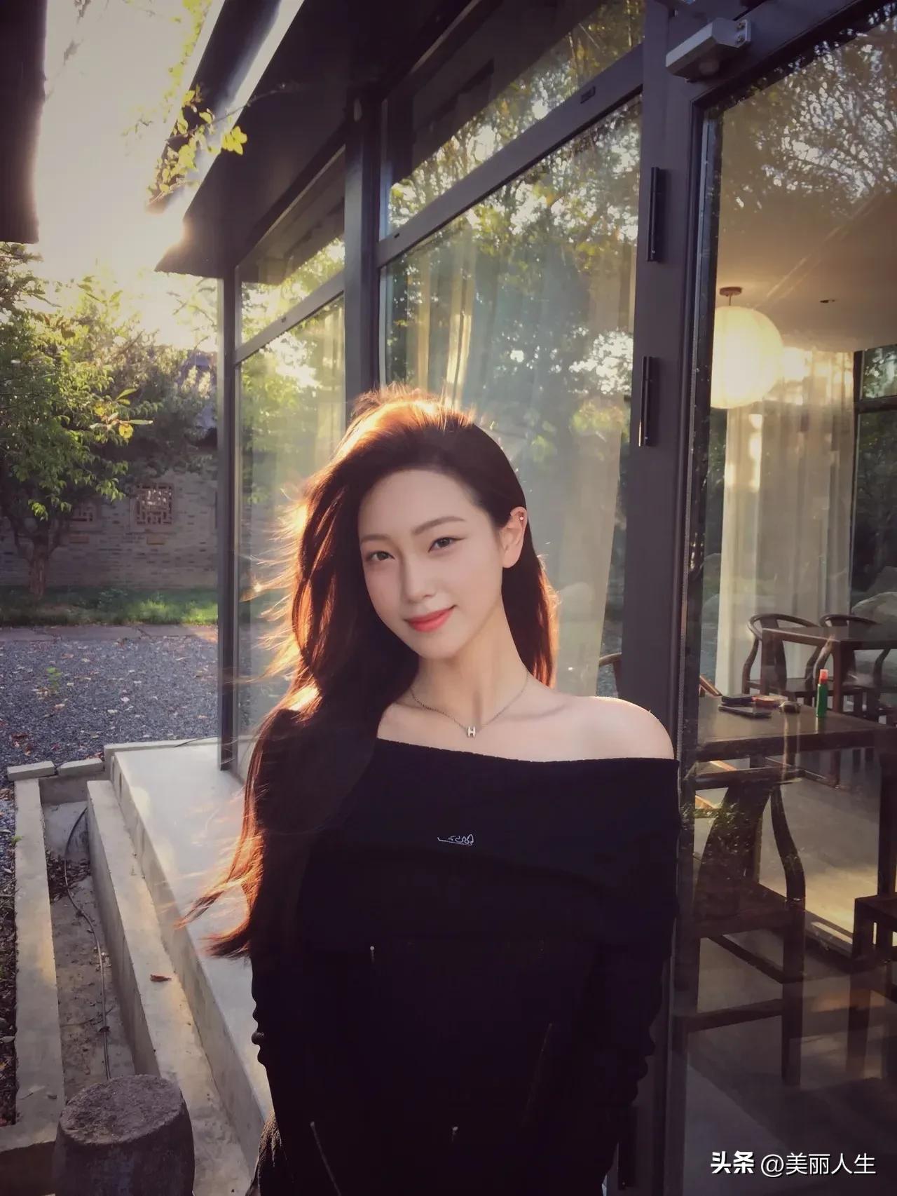 清晨的阳光，
我家阳台对面的风景，
我又醉了……