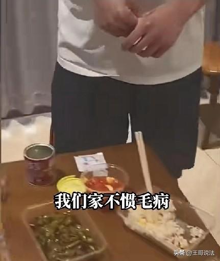 “吃相太难看！”山东青岛，一男子是炸串店老板，他卖外卖，突然收到客户要退款，原因