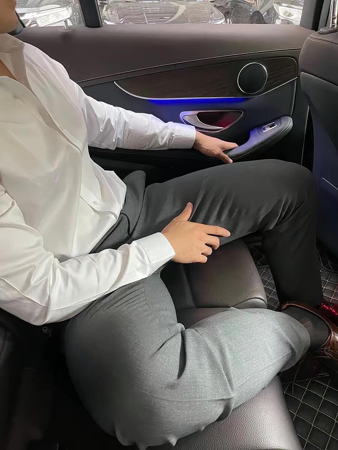 五十六岁老板直接栽在新买的奔驰里！监控拍着发动机转了两钟头，脚底下还亮着工作群语