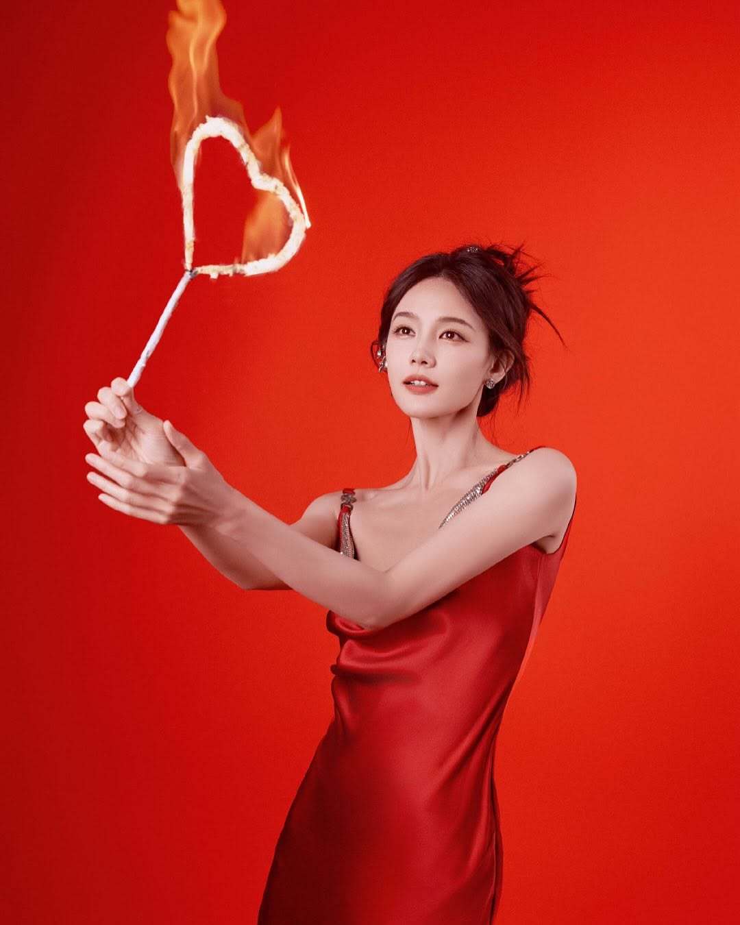 李一桐 （是因为过年吗，穿了红裙子） 