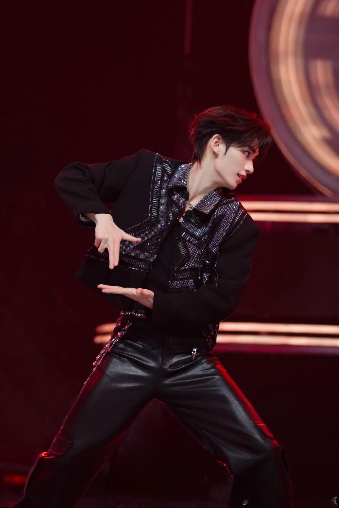 丁程鑫好六剧照有，皮裤好涩，我真斯哈斯哈了 