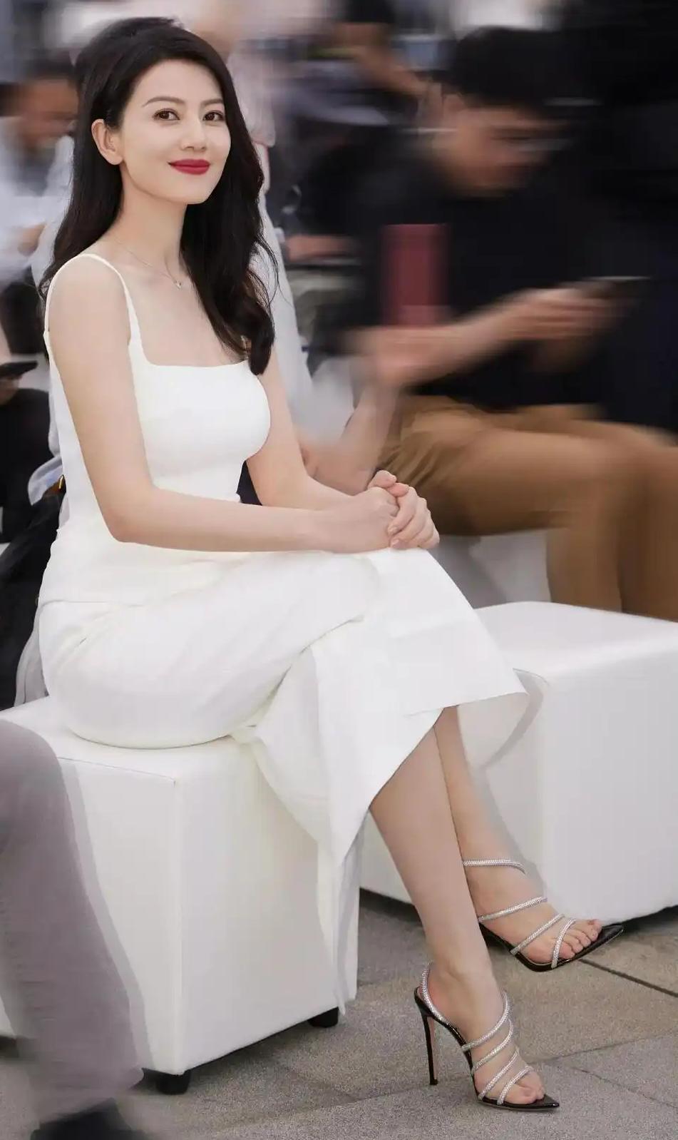 大家觉得高圆圆漂亮吗？优雅白裙，闪耀红唇，时尚街拍，美不胜收！高圆圆写真照 黑裙