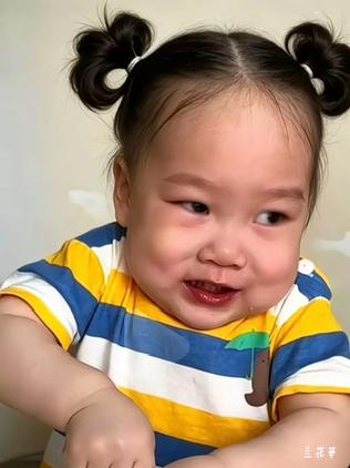 你敢相信吗？这就是网红小吃播米乐儿的真实影像（图一）。
据悉，她是一个十岁的女孩
