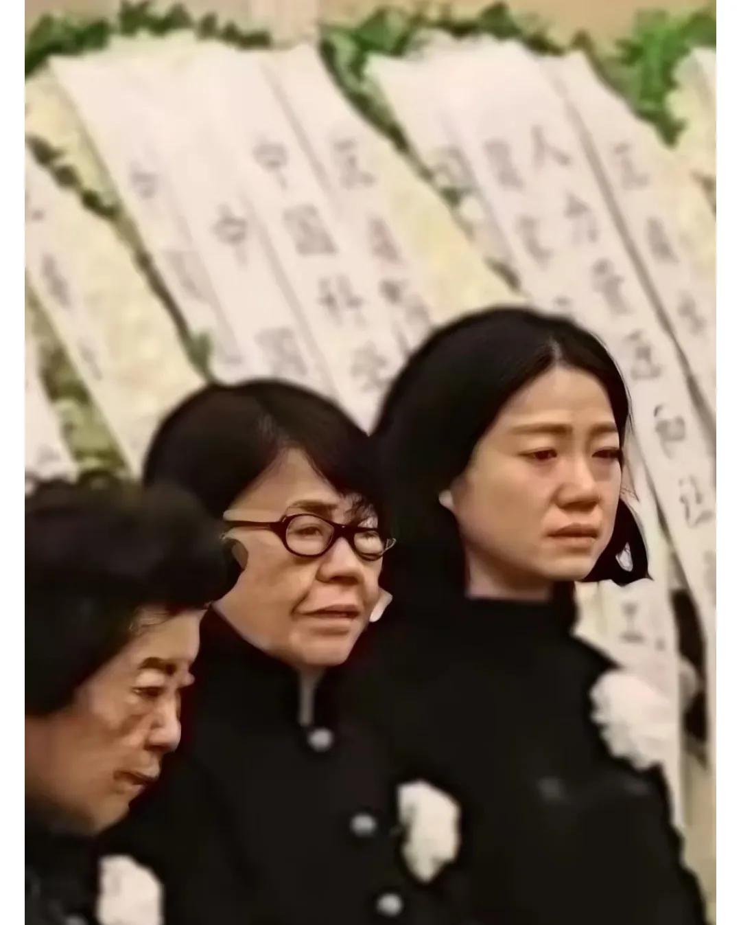 在送别杨老的所有人里只有 翁帆  的悲痛是真真切切的……希望没有杨老的日子里她也