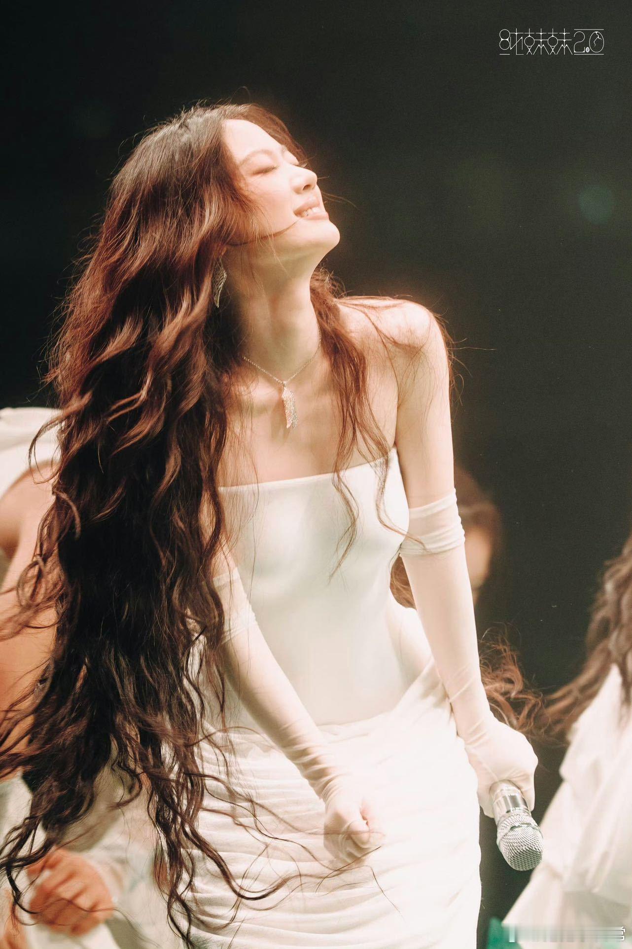 单依纯平地起E6看武汉演唱会的现场片段，单依纯唱《有趣》时毫无缓冲直接飙E6，干