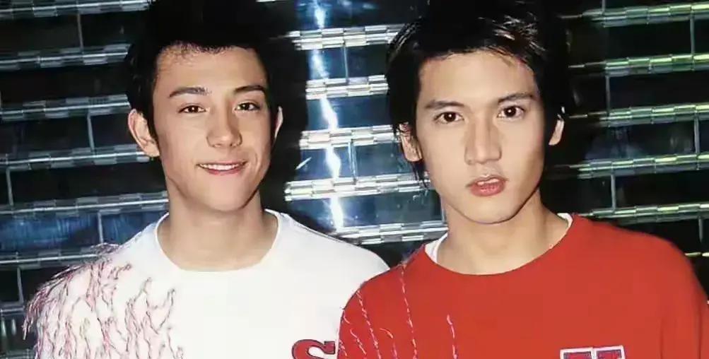 谁能想到，十几年前跟关智斌并肩站在红馆舞台上、让无数少女疯狂的顶流混血偶像，如今