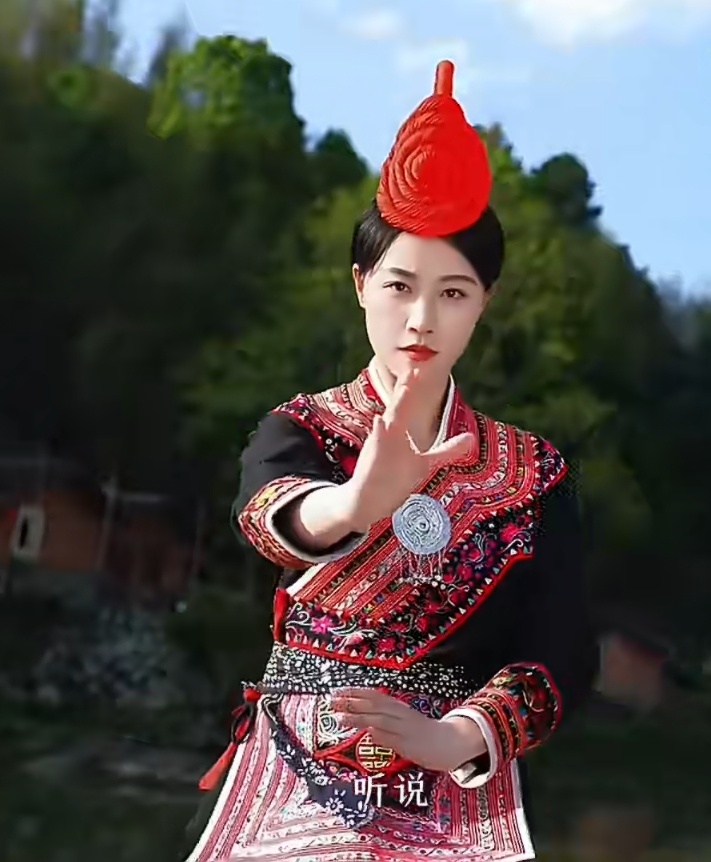 畲拳是福州儿女风骨蓝盈莹这回把咱畲族八井拳带火了！一招一式刚劲又沉稳，抬手落步都