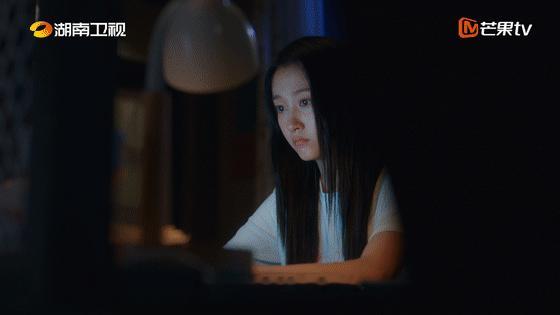 关晓彤一句我养你李昀锐害羞了 晓彤一句“我养你”，小林就害羞的耳尖红的快滴出血了