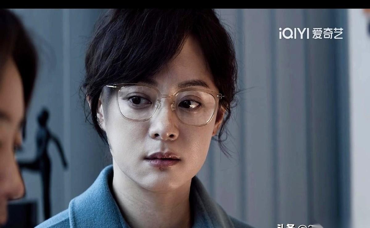 电视剧《危险关系》里，那个叫余可欣的女人，让我后背发凉。
她给闺蜜颜聆打电话，哭