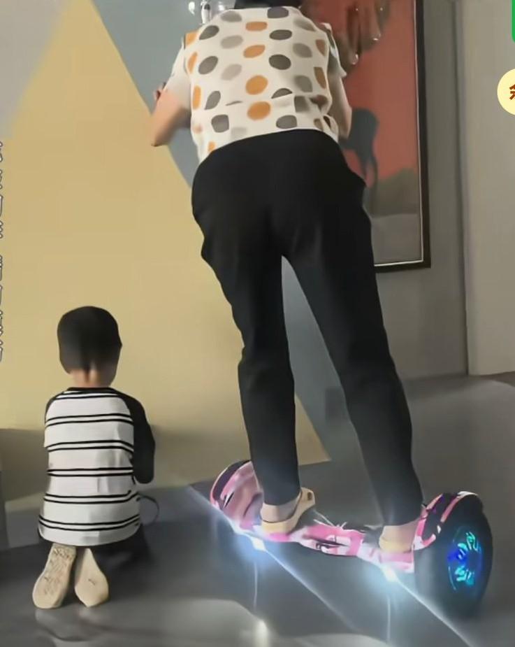 婆婆不听劝非要学平衡车，她登上去时，孩子对她说你不会，结果她一个稳不住，瞬间摔在